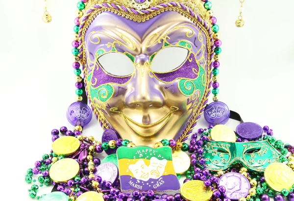 Máscara y cuentas de Mardi Gras —  Fotos de Stock
