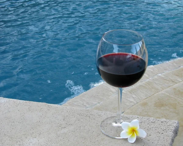 Wein am Pool — Stockfoto