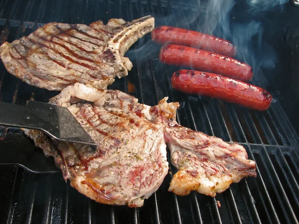 Steak auf dem Grill — Stockfoto