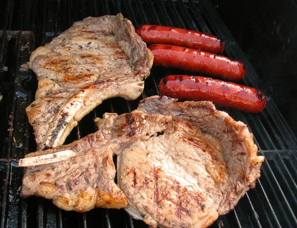 Steak und Bratwurst — Stockfoto