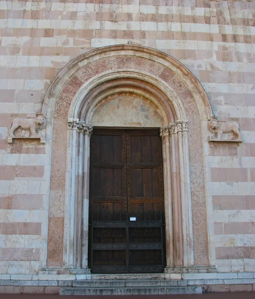 kilise kapısına