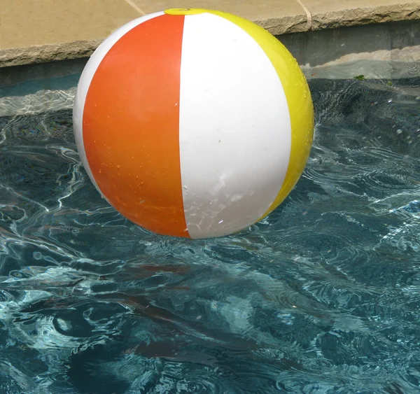 Beachball im Pool — Stockfoto