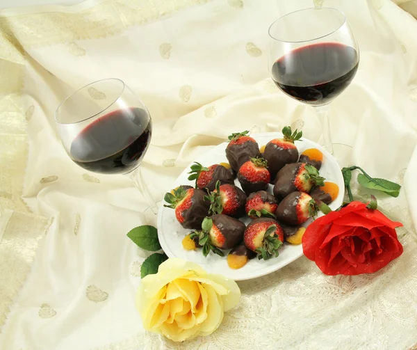Wina róże i słodycze — Zdjęcie stockowe