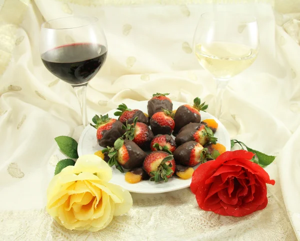 Wino, róże i słodycze — Zdjęcie stockowe