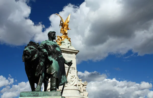 Лондонская статуя перед Букингемским дворцом . — стоковое фото