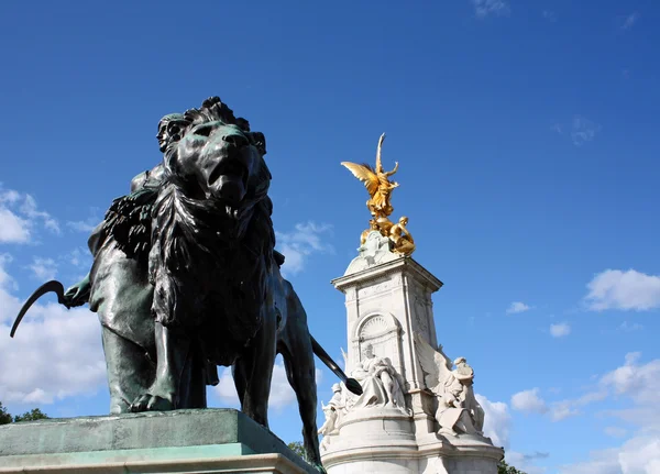 Статуя Льва перед Букингемским дворцом . — стоковое фото