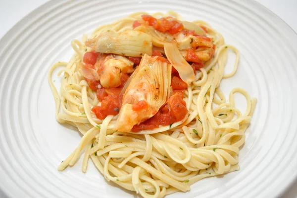 Massa com alcachofras e tomates — Fotografia de Stock