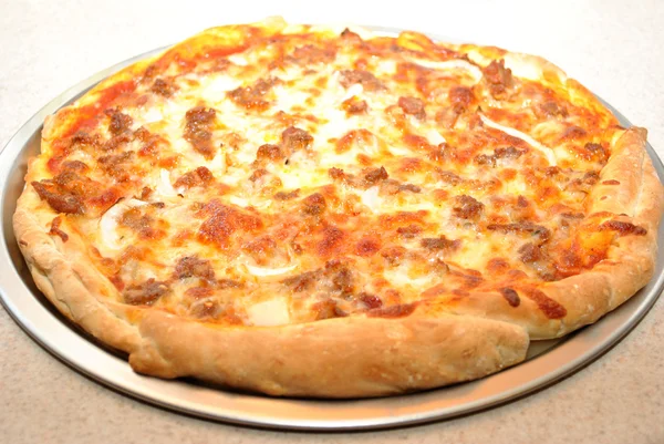 Kokta varma korv och lök pizza paj — Stockfoto