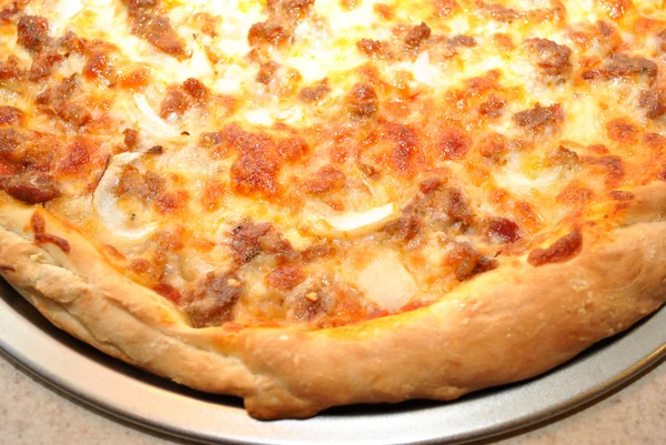 Close-Up of Perfect Sausage and Onion Pizza Pie — Stock Photo, Image