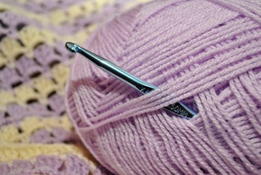 Lavanta iplik bir tığ ile