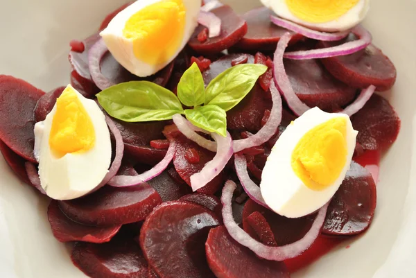 Remolacha en escabeche con huevos cocidos y cebollas — Foto de Stock