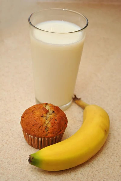 Zdrowe przekąski mleczne, banan i muffin — Zdjęcie stockowe