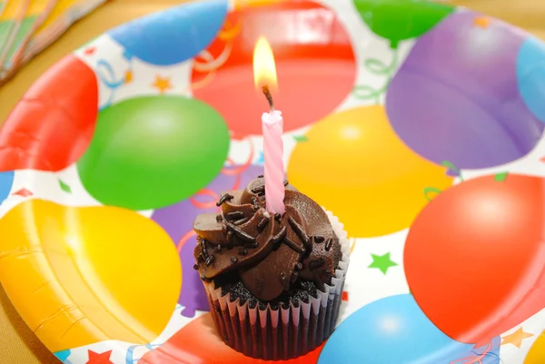 Bolo de aniversário de chocolate com uma vela — Fotografia de Stock