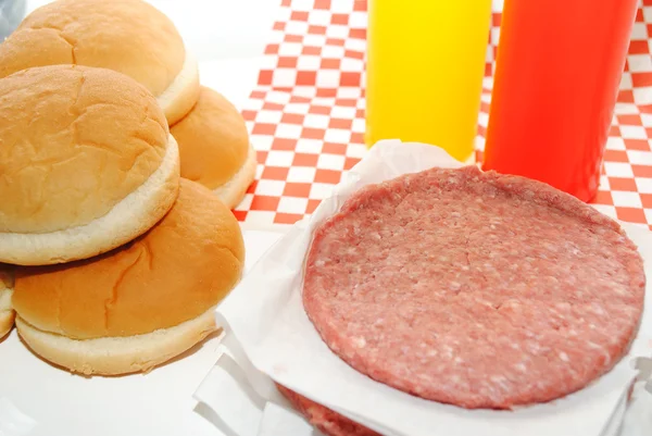 Пікнік сирого гамбургери — стокове фото