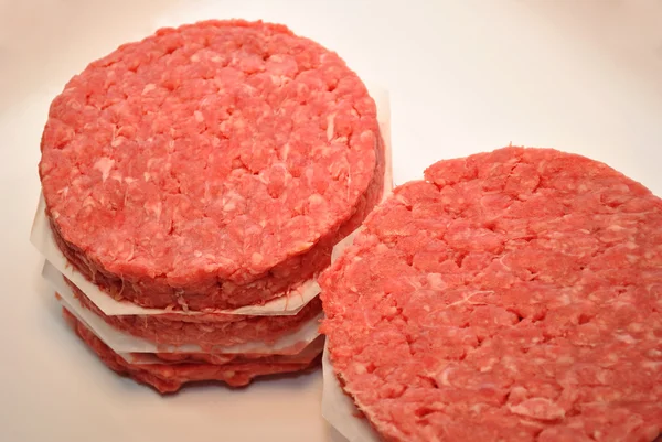 Halmozott nyers hamburger pattys — Stock Fotó