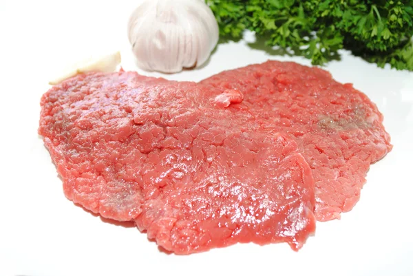 taze sarımsak ve otlar ile ham sığır eti küp biftek