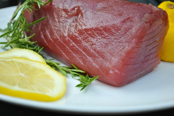 Świeże surowego tuńczyka z cytryną — Zdjęcie stockowe