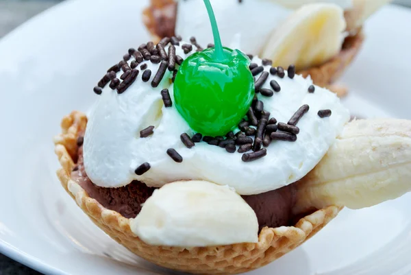 Un domingo de helado en un tazón de gofres — Foto de Stock