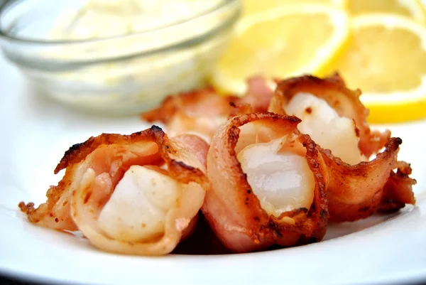 Bacon wrapped Sint-Jacobsschelpen met citroen en tarter saus — Stockfoto