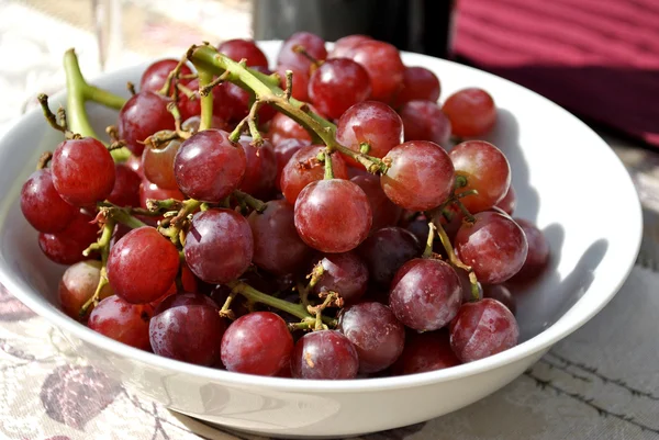 Uvas vermelhas em uma tigela — Fotografia de Stock