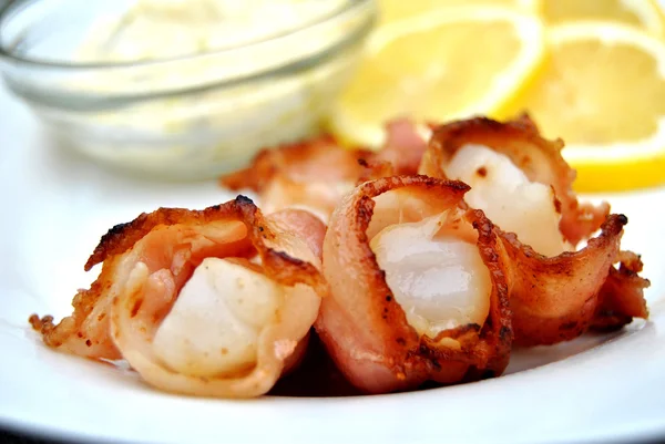 Bacon Wrapped Scallops with Lemon and Tarter Sauce — Stock Photo, Image