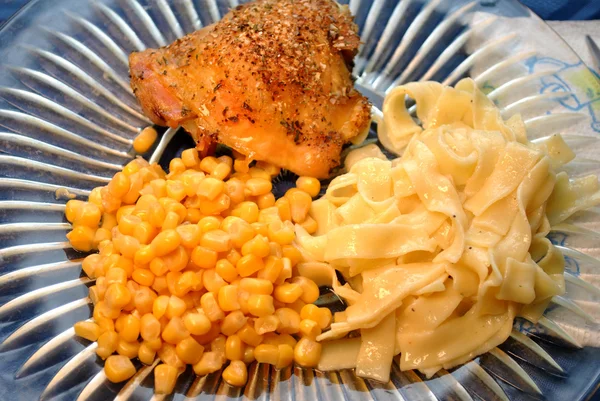 Вкусная куриная еда подается на стеклянной тарелке — стоковое фото