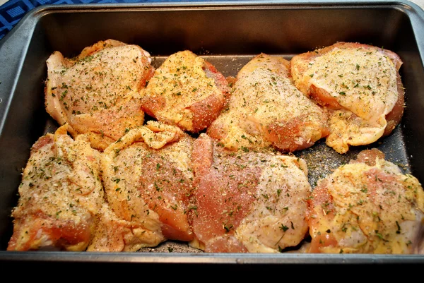 Preparazione cosce di pollo per arrostire — Foto Stock