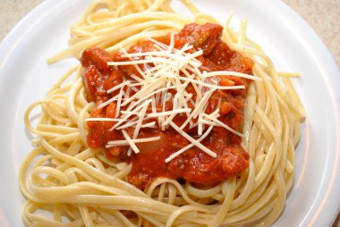 Spagetti Bolonez soslu taze peynir