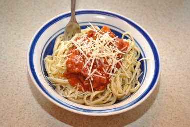 Spagetti Bolonez soslu taze peynir