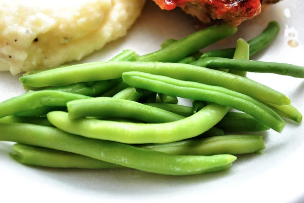 Haricots verts cuits frais comme plat d'accompagnement — Photo