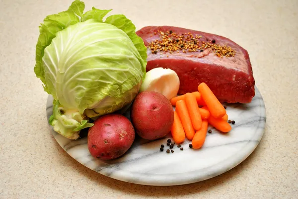 Ingredientes para una cena de carne de res en conserva hervida en una mesa de corte de mármol —  Fotos de Stock