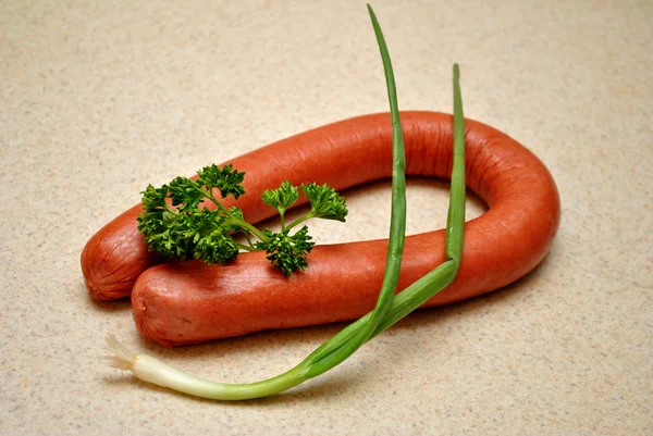 Свежий кильбаса с петрушкой и Скаллионами — стоковое фото