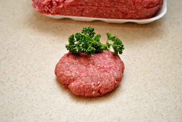 Hamburger patty met peterselie — Stockfoto