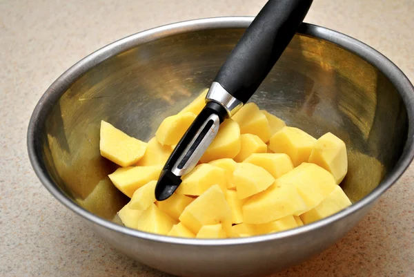 Geschälte, geschnittene Kartoffeln in einer Schüssel — Stockfoto