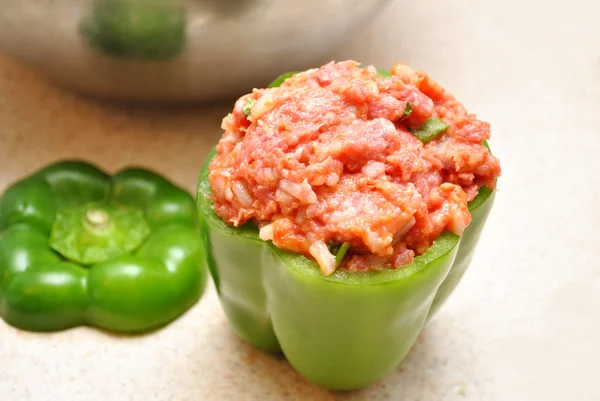 Rohe gefüllte grüne Paprika bereit zum Backen — Stockfoto