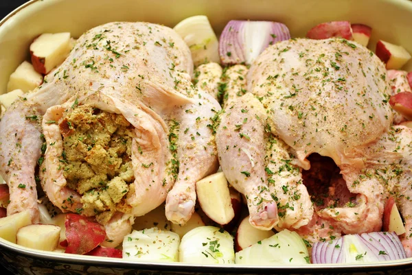 Due pollo arrosto crudo in una teglia da forno — Foto Stock