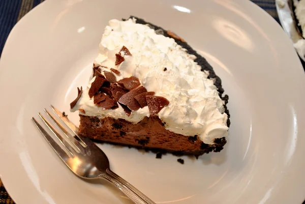 Шоколадный пирог со сливками — стоковое фото