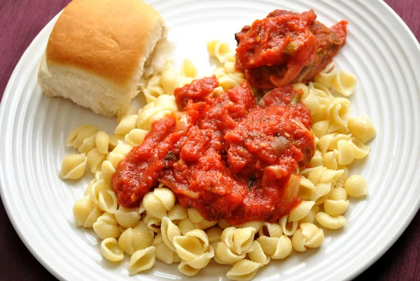 Cena de cáscaras de pasta servida — Foto de Stock