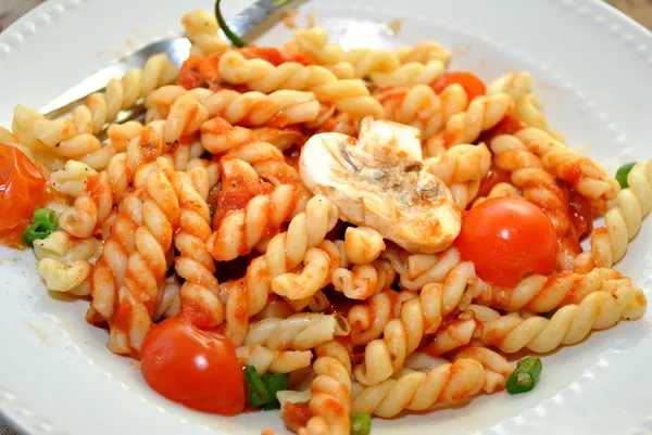 Gourmet Gemelli Pasta with Sauce and Vegetables — Stock Photo, Image