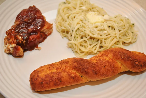 Stockbrot mit Nudeln und Fleisch — Stockfoto