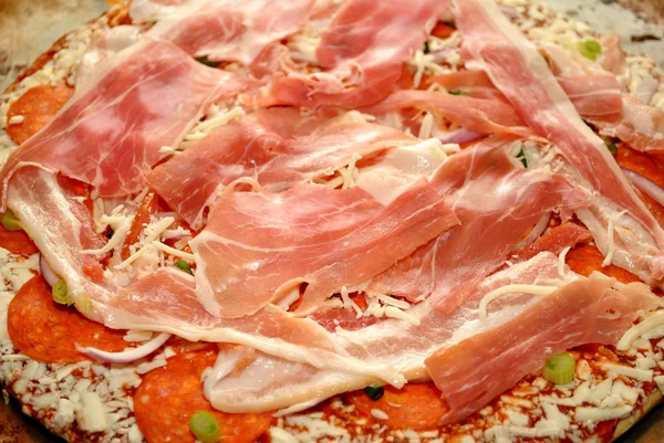 Um Prosciutto cru e pizza de bacon — Fotografia de Stock