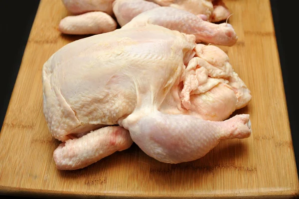 在砧板上的原料烘焙鸡 — 图库照片