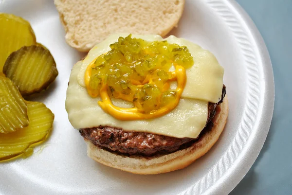 Чизбургер с горчицей — стоковое фото