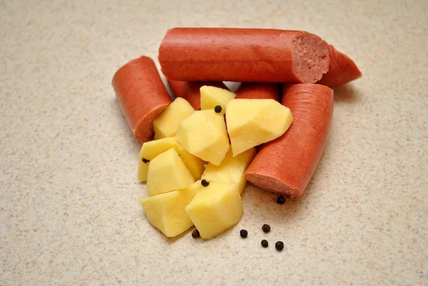 Kielbasa cruda con patate a dadini — Foto Stock