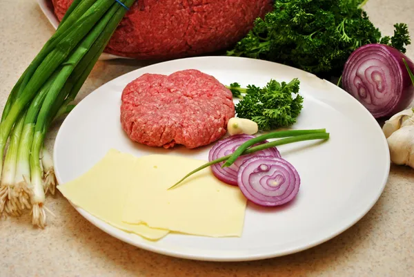 Taze malzemelerle çiğ hamburger patty — Stok fotoğraf