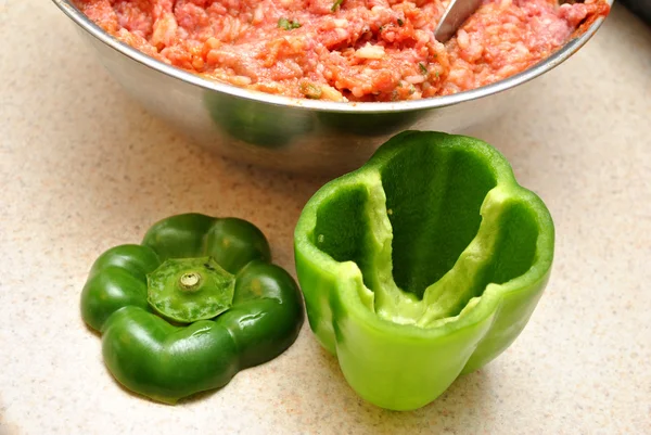 Příprava plněné papriky zelené — Stock fotografie