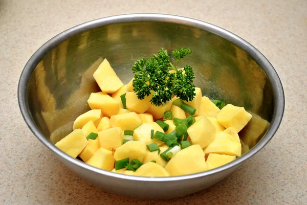 Batatas cruas com ervas — Fotografia de Stock