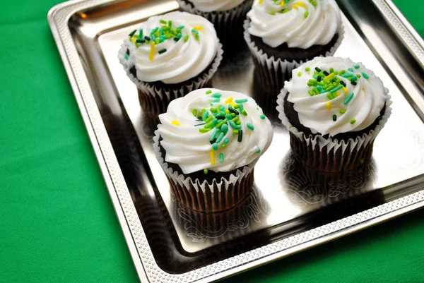 Díszítik a cupcakes a kiszolgáló tálcát — Stock Fotó