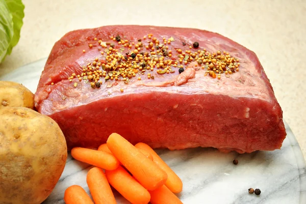 Brisket de carne enlatada não cozida — Fotografia de Stock