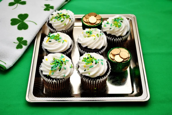 St patrick 's day chocolate cupcakes — Stockfoto